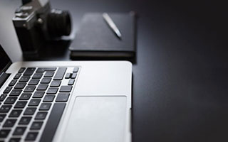 熊猫体育-马刺后场双枪组合初见锋芒，马刺双雄